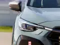 Szary, nowoczesny SUV z reflektorem LED. Logo "Auto Świat" na zderzaku sugeruje, że to auto top marki.