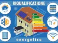 Casa con pannelli solari e simboli di efficienza energetica. Un'energy service company offre soluzioni per la riqualificazione.