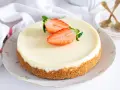 Deliciosa tarta de cuajada con base crujiente y fresas frescas. Perfecta para cualquier ocasión.