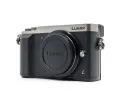 Appareil photo Lumix GX9, prêt pour un test. Son design compact et sa finition texturée en font un objet attrayant.