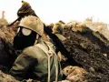 Soldado con máscara de gas en una trinchera, listo para el combate en la guerra Irán-Irak 1980.