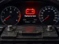 Armaturenbrett mit rotem Batteriesymbol und der Meldung "Batterie leer". Die Tachometeranzeige zeigt 0 km/h.
