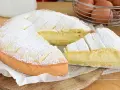 Una deliziosa crostata con crema pasticcera, cosparsa di zucchero a velo, pronta per essere gustata.