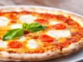 Jak zrobić pizzę jak z pizzerii? Przepis i triki pizzaiolo