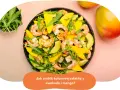 Kolorowa sałatka z awokado, krewetkami i mango. Idealna na lekki posiłek.