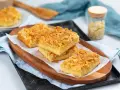 Saftiger Blechkuchen mit knuspriger Mandel-Decke, perfekt für ein schnelles Tassenkuchen Rezept.