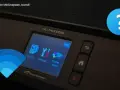 Drucker mit WLAN verbinden: Das Display zeigt Optionen wie Funktionen, Einstellungen und Wartung. Ein Fragezeichen deutet auf eine Herausforderung hin.