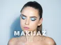 Modelka z błękitnym makijażem oczu w stylu cut crease, z wyraźną kreską eyelinera.