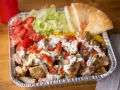 Pyszna shoarma z kurczakiem, ryżem, pomidorami, sałatą i pitą. Tak wygląda danie, które wielu pyta: shoarma co to.