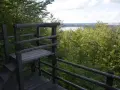 Drewniana wieża widokowa z widokiem na jezioro i las. Stąd roztacza się piękny widok na groty mirachowskie.