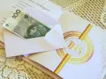 Ile dać w kopertę na komunię? Odpowiednie kwoty i porady