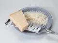 Kawałek sera i tarka na talerzu. Szukasz, czym zastąpić parmezan? Oto inspiracja!
