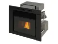 Chimenea de pellets moderna con puerta de cristal y llama encendida. Diseño elegante en negro con detalles metálicos.