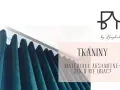 Głęboki, turkusowy **aksamit** tworzy eleganckie zasłony. Tekst informuje o pielęgnacji tkanin.