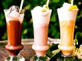 Tre läckra milkshakes i glas: choklad, jordgubb och aprikos. Perfekt för ett somrigt milkshake recept.