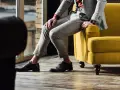 Eleganckie, ciemnobrązowe buty męskie do szarego garnituru w kratę. Stylizacja idealna na co dzień i specjalne okazje.