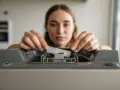 Zmywarka Electrolux nie działa? Gdzie szukać "bezpiecznika" i co robić?