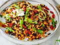 Bunter Linsensalat mit Spargel, Goji-Beeren und einem Klecks Joghurt. Ein köstliches Gericht, das zeigt, wie vielfältig Linsen Rezepte sein können.