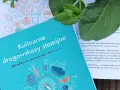 Okładka książki "Kulinarne drogowskazy stomijne" z ilustracjami warzyw, owoców i naczyń.