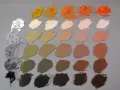 Paleta Zorn con tonos tierra, ocres, naranjas y grises, dispuesta en filas sobre fondo gris.