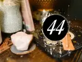 Magiczne kryształy i liczba 44. Znaczenie tej liczby może być związane z równowagą i stabilnością.