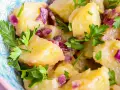 Salade de pommes de terre crémeuse avec oignons rouges et persil frais, un assaisonnement salade de pommes de terre parfait.