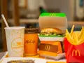 McChicken kcal w zestawie z frytkami i napojem z McCafe. Idealny posiłek na szybki lunch.