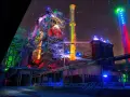 Industrielles Lichterspiel im Landschaftspark Duisburg unter sternklarem Himmel. Bunte Beleuchtung verwandelt die Stahlriesen in ein Kunstwerk.