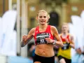 Hanna Lindholm tävlar i halvmaraton, nummer 101, med fokus och beslutsamhet.