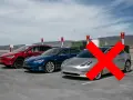 Trzy Tesle na ładowarce. Czerwony krzyżyk na srebrnym modelu sugeruje koniec darmowego ładowania.