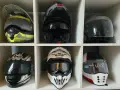 Sześć kasków motocyklowych w różnych kolorach i stylach, ułożonych w sześciu przegrodach.