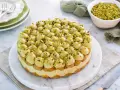 Torta rotonda con tante piccole meringhe verdi e granella di pistacchio, un delizioso tiramisù al pistacchio.