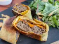 Herzhafte Burger Wraps mit geschmolzenem Käse und einem Beilagensalat.