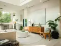 Un salón luminoso con cocina integrada, muebles de madera clara y decoración minimalista, reflejando un estilo nordico casa.