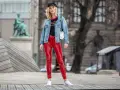 Jakie spodnie do czerwonej bluzy? Oto najlepsze stylizacje na każdą okazję