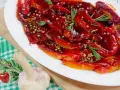 Geröstete Paprika in Öl mit Knoblauch und Rosmarin, ein köstliches Paprika Antipasti Rezept aus der Pfanne.