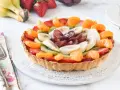 Tarta de hojaldre decorada con fresas, kiwi, plátano, mandarina y uvas. ¡Un postre fresco y colorido!