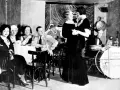 Tanzpaar in einem Berliner Nachtclub, Berlin 1920. Musiker im Hintergrund, Gäste an Tischen.