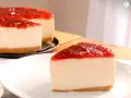 Deliciosa tarta de queso sin horno con cobertura de fresa, cremosa y con base crujiente. ¡Perfecta para cualquier ocasión!