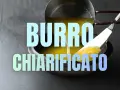 Burro chiarificato dorato versato da un pentolino in una ciotola, con una spatola che ne raccoglie una porzione.