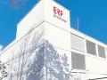 Das Gebäude von ERF, "Der Sinn-Sender", strahlt in der Sonne.