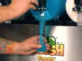 Ein Arm mit einem Ketten-Tattoo füllt ein Glas mit blauem Slush Eis aus einem Automaten.