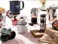 Perfekt für Kaffee kochen Camping: Mokkakanne, Filterkaffee-Set, French Press und Kaffeemühle auf einer Decke.