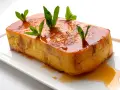 Delicioso pan de calatrava bañado en caramelo y decorado con hojas de menta fresca.