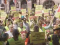 Demonstranten mit gelben Schildern fordern "Fairer Wettbewerb statt Sozialdumping" und "Mindestpreise für alle". Ein **Taxi-Streik** ist im Gange.