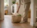 Osoba z torbą zakupów, ostrożnie dźwigając po usunięciu woreczka żółciowego.