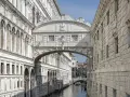 Ponte dei Sospiri a Venezia, collegava le prigioni al Palazzo Ducale. I condannati, vedendo la laguna per l'ultima volta, sospiravano.