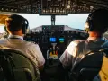 Dwóch pilotów w kokpicie samolotu. Zastanawiasz się, ile zarabia pilot samolotu? To odpowiedzialna praca.