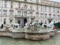 Fontanna Czterech Rzek na Piazza Navona, z barokowym Palazzo Braschi w tle.