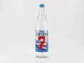 Flasche Ouzo mit der Aufschrift "37,5% VOL". Die Frage "wie viel prozent hat ouzo" wird hier beantwortet.